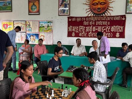 दौराला - श्री मल्हू सिंह आर्य कन्या इंटर कॉलेज में आयोजित शतरंज प्रतियोगिता में प्रतिभाग करते व