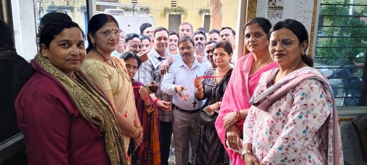 उझानी में रक्तदाताओं को प्रमाणपत्र वितरित करते केंदीय राज्यमंत्री बीएल वर्मा। संवाद उझानी में रक्तदाताओं को प्रमाणपत्र वितरित करते केंदीय राज्यमंत्री बीएल वर्मा। संवाद