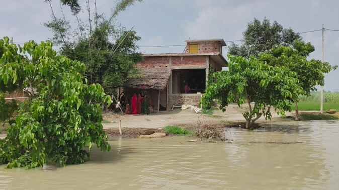 विक्रमजोत क्षेत्र में विकराल  रूप ले रही सरयू नदी।