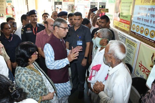 141...राज्यपाल प्रोफेसर असीम कुमार घोष का स्वागत करती सीएमओं पुनम चौधरी। प्रवक्ता 141...राज्यपाल प्रोफेसर असीम कुमार घोष का स्वागत करती सीएमओं पुनम चौधरी। प्रवक्ता