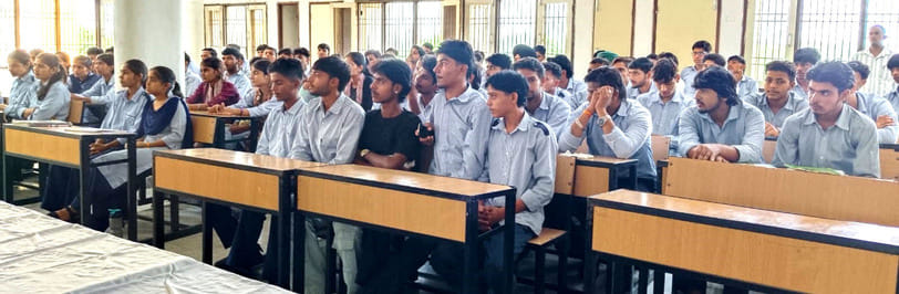 19केएलटी46: राजकीय आइटीआइ में मुख्य अतिथि पार्षद रेणू धानियां को अभिनंदन करते प्राचार्य भूपेंद्