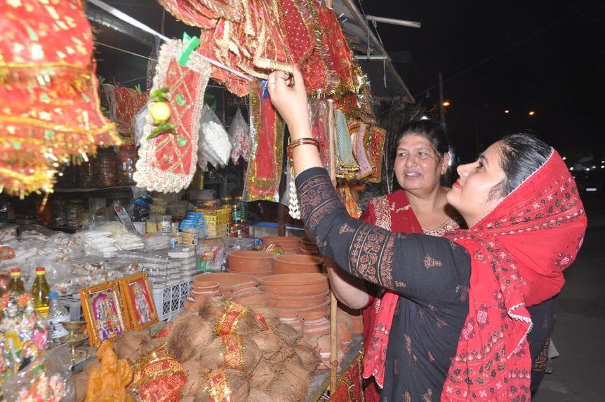22  माॅडल टाउन स्थित गुफा वाले मंदिर में नवरात्र को लेकर माता के श्रृंगार के लिए चुनरी देखते श्