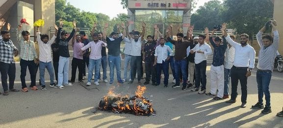 37. एमडीयू में प्रवेश करने के लिए गेट नंबर 2 पर छात्रों के आईकार्ड देखता सुरक्षाकर्मी। संवाद 37. एमडीयू में प्रवेश करने के लिए गेट नंबर 2 पर छात्रों के आईकार्ड देखता सुरक्षाकर्मी। संवाद