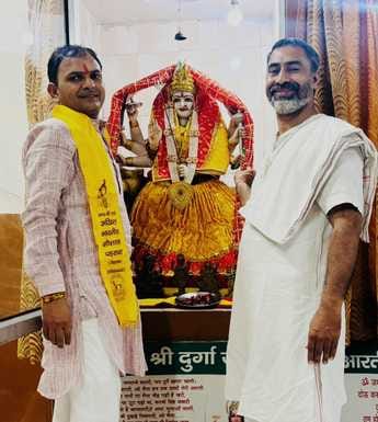 42  दुर्गा भवन मंदिर में मां दुर्गा का श्रृंगार करता पुजारी गोविंद। संवाद