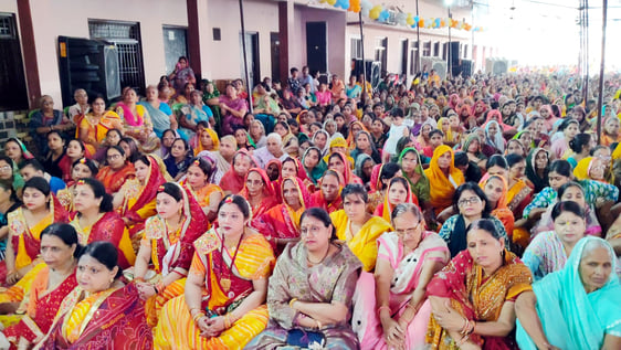 भागवत कथा सुनाते कथावाचक रामचन्दाचार्य। संवाद भागवत कथा सुनाते कथावाचक रामचन्दाचार्य। संवाद