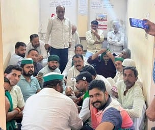 भाकियू अराजनैतिक के कार्यकर्ता अधिशासी अभियंता को ज्ञापन देते हुए। (मवाना) भाकियू अराजनैतिक के कार्यकर्ता अधिशासी अभियंता को ज्ञापन देते हुए। (मवाना)
