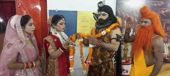 भोलागंज में गणेश शोभायात्रा में रथ खींचते वित्त मंत्री सुरेश कुमार खन्ना। संवाद