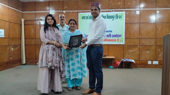 भाषा एवं संस्कृति विभाग के सभागार में हिंदी में उत्कृष्ट कार्य करने वाले अधिकारियों को सम्मानित भाषा एवं संस्कृति विभाग के सभागार में हिंदी में उत्कृष्ट कार्य करने वाले अधिकारियों को सम्मानित