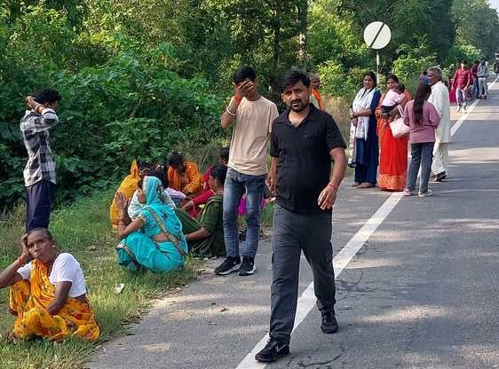 बीसलपुर से आने बाले आसाम चोराहे पर फंसे छोटे बड़े चार पहिया वाहन। संवाद बीसलपुर से आने बाले आसाम चोराहे पर फंसे छोटे बड़े चार पहिया वाहन। संवाद