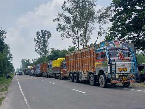 बीसलपुर से आने बाले आसाम चोराहे पर फंसे छोटे बड़े चार पहिया वाहन। संवाद बीसलपुर से आने बाले आसाम चोराहे पर फंसे छोटे बड़े चार पहिया वाहन। संवाद