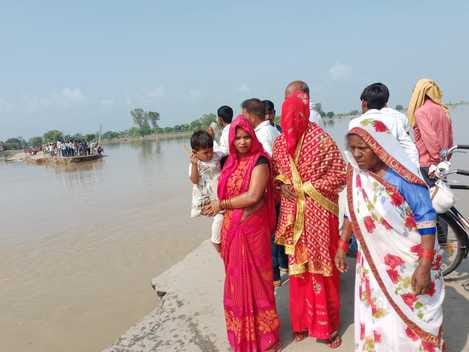 फोटो-01,कंपिल बदायू मार्ग पर बीमार बच्ची क़ो माँ से मिलाने के लिए वोट का इंतजार करती सुनीता,संवा फोटो-01,कंपिल बदायू मार्ग पर बीमार बच्ची क़ो माँ से मिलाने के लिए वोट का इंतजार करती सुनीता,संवा