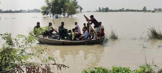फोटो-22, प्राथमिक विद्यालय कुबेरपुर में भरा पानी। संवाद फोटो-22, प्राथमिक विद्यालय कुबेरपुर में भरा पानी। संवाद