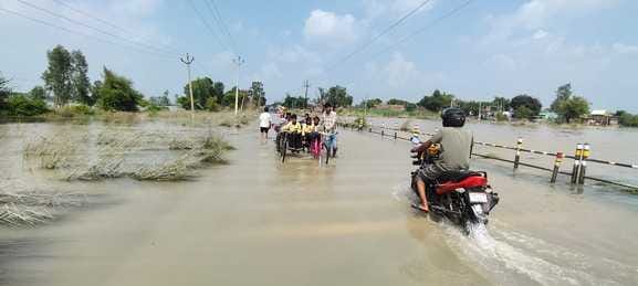 फोटो-22, प्राथमिक विद्यालय कुबेरपुर में भरा पानी। संवाद फोटो-22, प्राथमिक विद्यालय कुबेरपुर में भरा पानी। संवाद