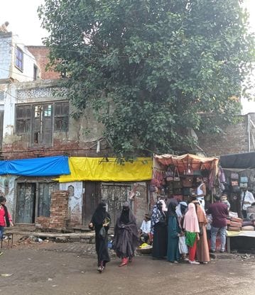 फोटो-4 बड़ा चौराहा पर जर्जर पुराना भवन। संवाद फोटो-4 बड़ा चौराहा पर जर्जर पुराना भवन। संवाद