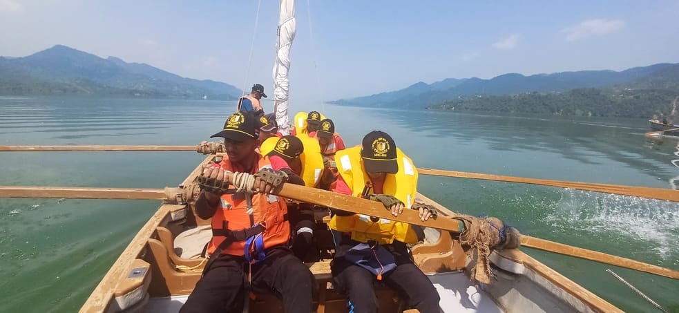 गोबिंद सागर झील में डूबते हुए व्यक्ति को बचाने का विशेष अभ्यास करते हुए एनसीसी कैडेट्स। संवाद गोबिंद सागर झील में डूबते हुए व्यक्ति को बचाने का विशेष अभ्यास करते हुए एनसीसी कैडेट्स। संवाद