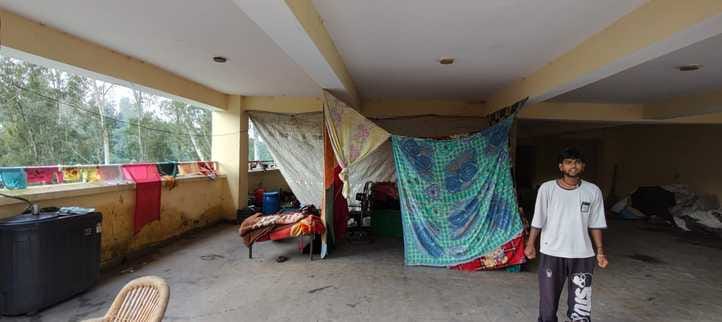 घुमारवीं नगर परिषद की पार्किंग में प्रवासी लोगों ने जमाया डेरा।