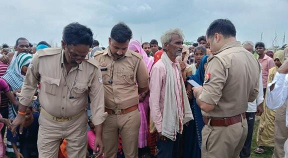 घटनास्थल पर मौजूद ग्रामीणों की भीड़ व लोगों से पूछताछ करती पुलिस। घटनास्थल पर मौजूद ग्रामीणों की भीड़ व लोगों से पूछताछ करती पुलिस।