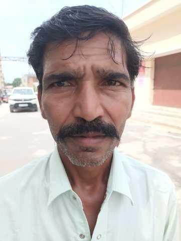 जिले अस्पताल के नए भवन में चिकित्सक के इंतजार में बैठे मरीज। संवाद