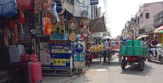 कश्मीरी चौक से इंदिरा चौक को जाने वाले रोड़ पर अतिक्रमण। संवाद
