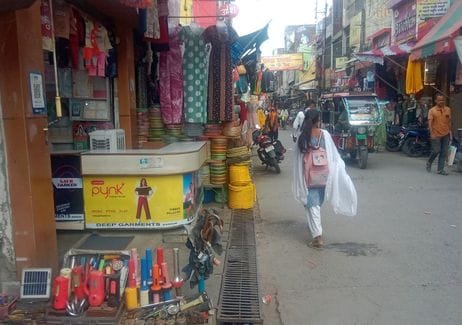 कश्मीरी चौक से इंदिरा चौक को जाने वाले रोड़ पर अतिक्रमण। संवाद