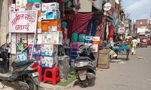 कश्मीरी चौक से इंदिरा चौक को जाने वाले रोड़ पर अतिक्रमण। संवाद