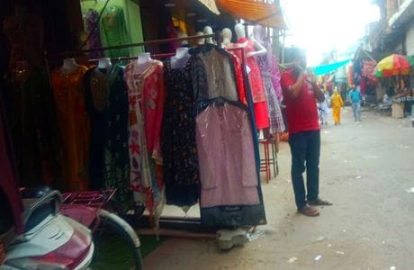 कश्मीरी चौक से इंदिरा चौक को जाने वाले रोड़ पर अतिक्रमण। संवाद