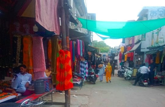 कश्मीरी चौक से इंदिरा चौक को जाने वाले रोड़ पर अतिक्रमण। संवाद