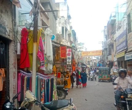 कश्मीरी चौक से इंदिरा चौक को जाने वाले रोड़ पर अतिक्रमण। संवाद