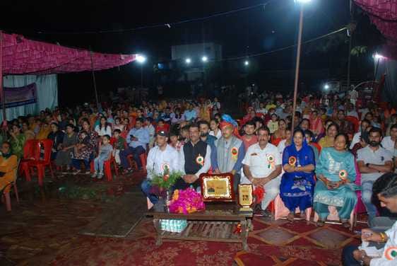 कुठेड़ा में बाड़ू देव भेल मेले की सांस्कृतिक संध्या में प्रस्तुति देती कलाकार व झूमते बच्चे। संवा