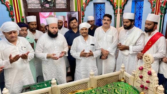 माल एवेन्यू स्थित दादा मियां दरगाह पर हजरत ख्वाजा मोहम्मद नबी रजा शाह उर्फ दादा मियां की दरगाह माल एवेन्यू स्थित दादा मियां दरगाह पर हजरत ख्वाजा मोहम्मद नबी रजा शाह उर्फ दादा मियां की दरगाह