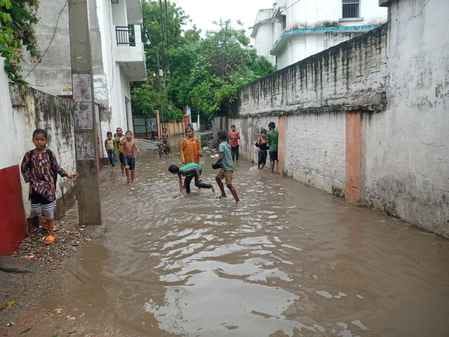 नगर के वार्ड नंबर एक जगदीशपुर मोहल्ला में सड़क पर लगा बारिश का पानी। संवाद नगर के वार्ड नंबर एक जगदीशपुर मोहल्ला में सड़क पर लगा बारिश का पानी। संवाद