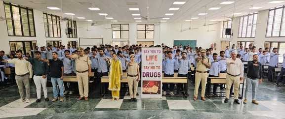नशे के खिलाफ विद्यार्थियों को शपथ दिलाते पुलिस अधिकारी। सोशल मीडिया