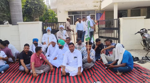 पिहोवा। धरने पर बैठी किसान। स्वयं पिहोवा। धरने पर बैठी किसान। स्वयं