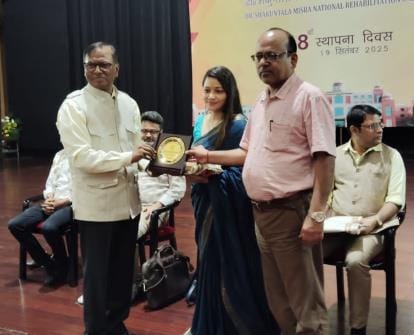 पुनर्वास विश्वविद्यालय के स्थापना दिवस पर सम्मानित पूर्व छात्रा। स्रोत ः विवि