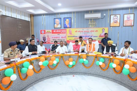 प्रबुद्ध वर्ग सम्मेलन को संबोधित करते उपमुख्यमंत्री। स्रोत पार्टी कार्यालय