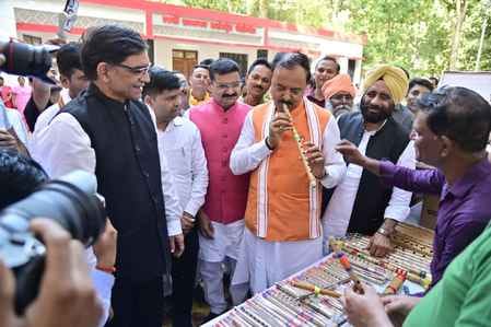 प्रबुद्ध वर्ग सम्मेलन को संबोधित करते उपमुख्यमंत्री। स्रोत पार्टी कार्यालय