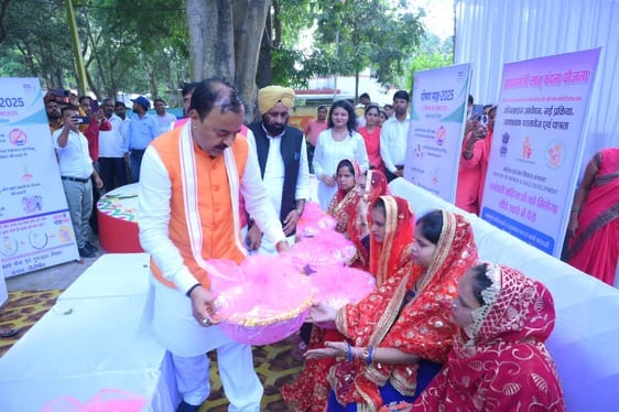 प्रबुद्ध वर्ग सम्मेलन को संबोधित करते उपमुख्यमंत्री। स्रोत पार्टी कार्यालय