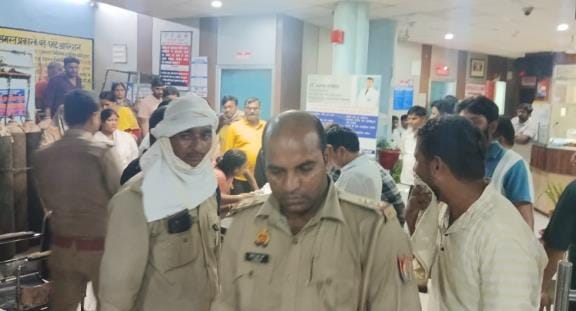 प्रिंस यादव की मौत पर परिजनों ने हंगामा किया। अस्पताल पहुंचकर पुलिस ने मामला शांत करवाया।