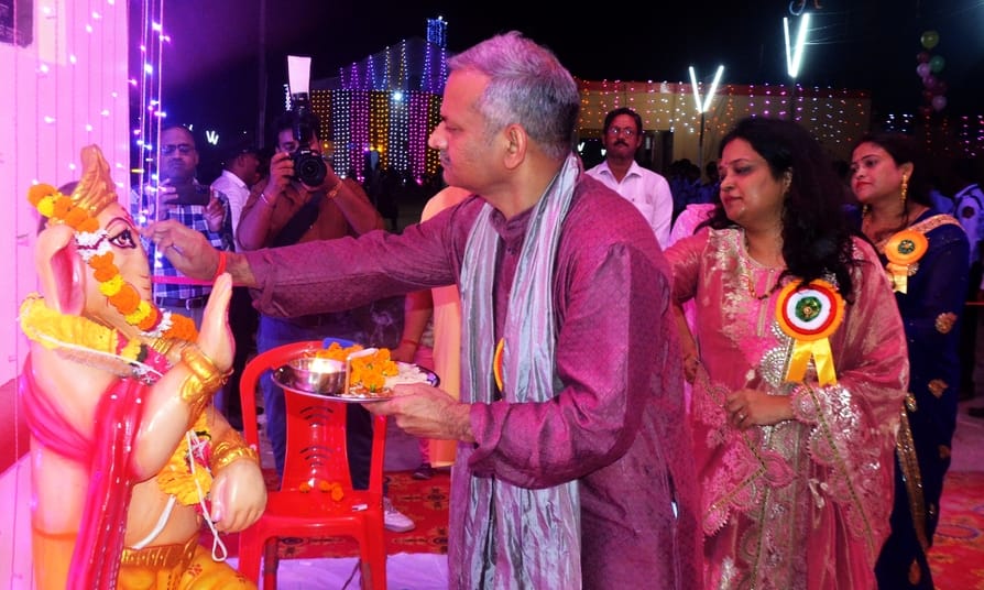 पुवायां के रामलीला मेले से निकाली गई शिव बरात। संवाद