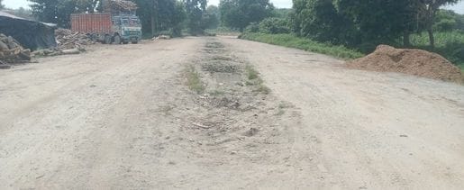 रोजा क्षेत्र में रेलवे फाटक से विलंदापुर जाने वाली सड़क बदहाल। संवाद रोजा क्षेत्र में रेलवे फाटक से विलंदापुर जाने वाली सड़क बदहाल। संवाद