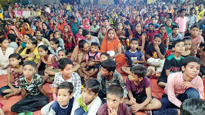 रामलीला मैदान में रामलीला का मंचन करते वृंदावन के कलाकार। संवाद रामलीला मैदान में रामलीला का मंचन करते वृंदावन के कलाकार। संवाद