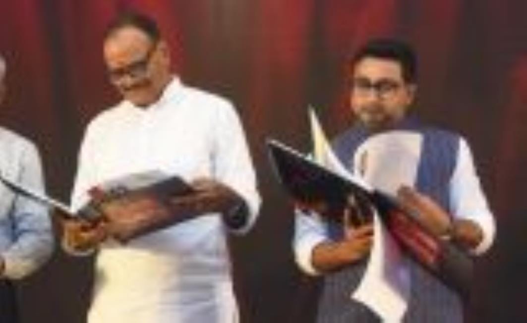 राणा प्रताप मार्ग पर स्थित होटल फॉर्च्यून में आयोजित इस कार्यक्रम में अमर उजाला कॉफी टेबल बुक ‘ राणा प्रताप मार्ग पर स्थित होटल फॉर्च्यून में आयोजित इस कार्यक्रम में अमर उजाला कॉफी टेबल बुक ‘