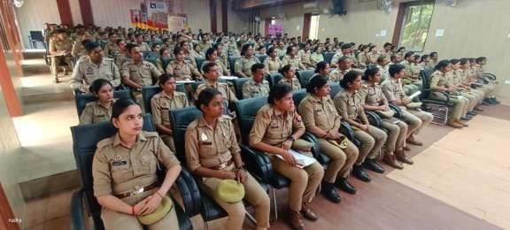 सभी थाने के एंटी रोमियो स्क्वॉड को ब्रीफ करते जेसीपी लॉ एंड ऑर्डर बबलू कुमार। सभी थाने के एंटी रोमियो स्क्वॉड को ब्रीफ करते जेसीपी लॉ एंड ऑर्डर बबलू कुमार।