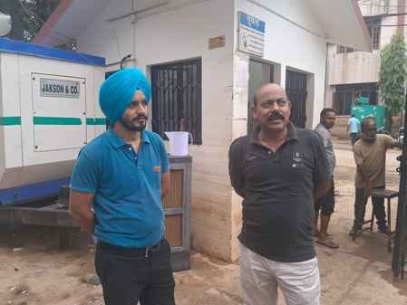 साइंस फैक्टरी में खराब सामान बाहर पड़ा हुआ। संवाद