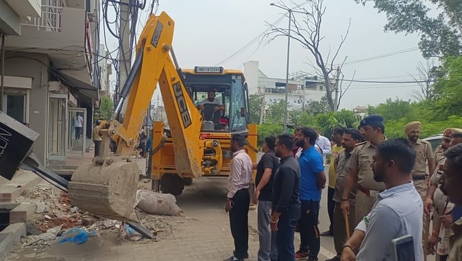 शहर के पुरानी दिल्ली रोड पर नाले से अतिक्रमण हटाने के बाद पड़ा मलबा। संवाद शहर के पुरानी दिल्ली रोड पर नाले से अतिक्रमण हटाने के बाद पड़ा मलबा। संवाद