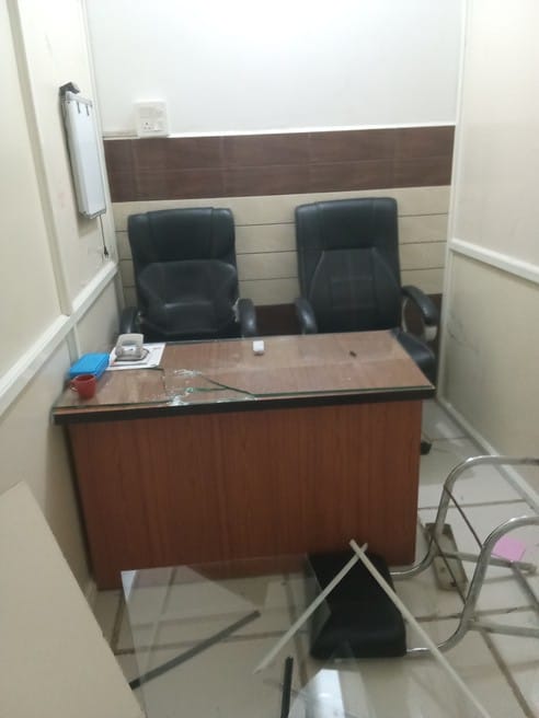 शामली में भैंसवाल रोड होस्पिटल में महिला की मौत के बाद विलाप करते मृतक महिला के परिजन । संवाद शामली में भैंसवाल रोड होस्पिटल में महिला की मौत के बाद विलाप करते मृतक महिला के परिजन । संवाद