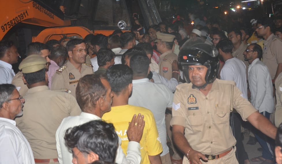 शामली दिल्ली रोड पर अंधेड़ की मौत के बाद हंगामा करते लोग । संवाद शामली दिल्ली रोड पर अंधेड़ की मौत के बाद हंगामा करते लोग । संवाद