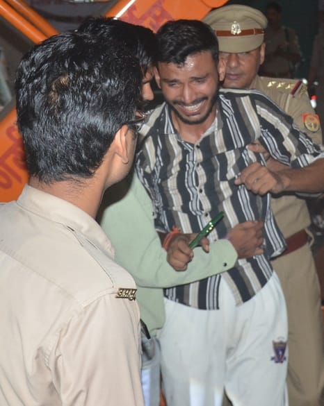 शामली दिल्ली रोड पर अंधेड़ की मौत के बाद हंगामा करते लोग । संवाद शामली दिल्ली रोड पर अंधेड़ की मौत के बाद हंगामा करते लोग । संवाद