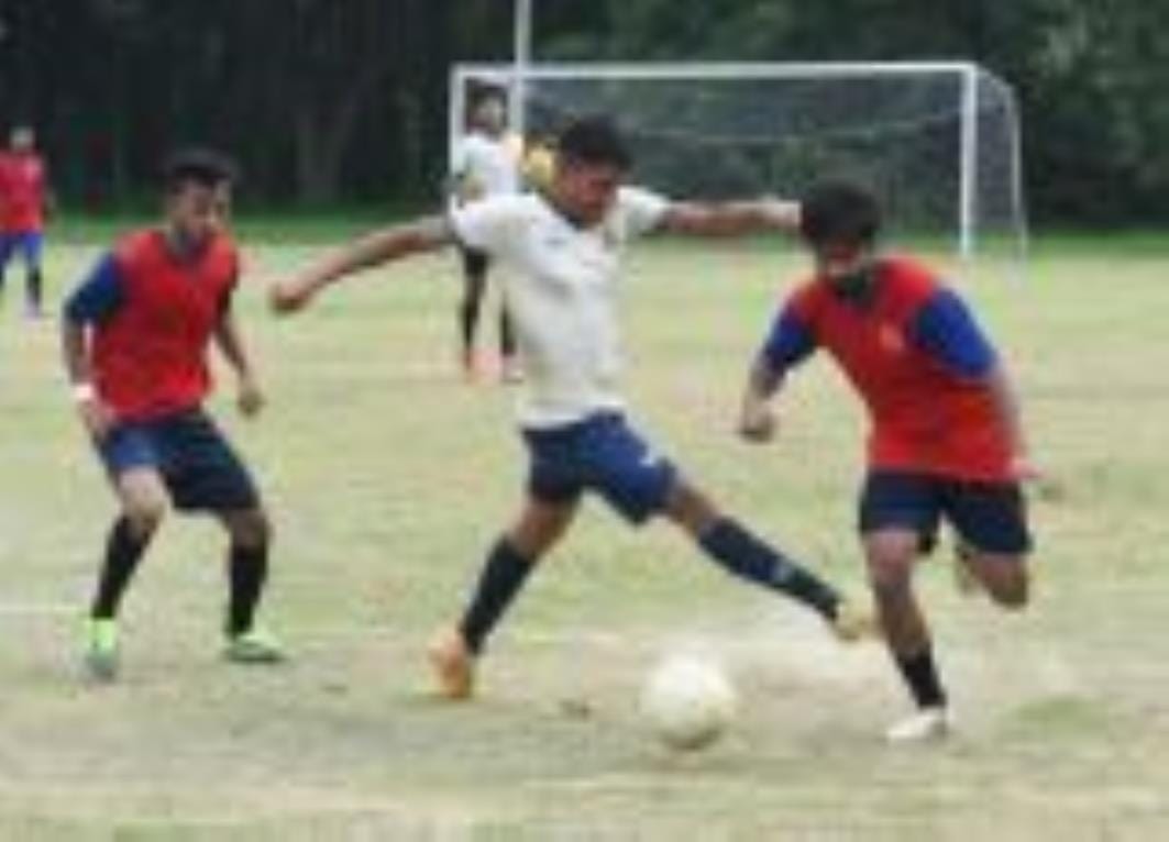 दिलकुशा ग्राउंड में खेले गए मैच के दाैरान गेंद के लिए संघर्ष करते एक्स स्टूडेंट्स  और यूपी पुल