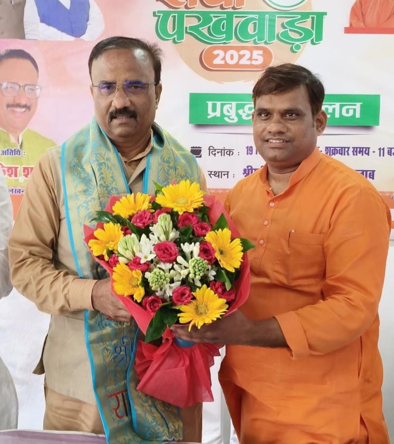 विधान परिषद सदस्य मुकेश शर्मा का स्वागत करते भाजपा जिलाध्यक्ष विजय मौर्या व प्रबुद्ध सम्मेलन मे विधान परिषद सदस्य मुकेश शर्मा का स्वागत करते भाजपा जिलाध्यक्ष विजय मौर्या व प्रबुद्ध सम्मेलन मे